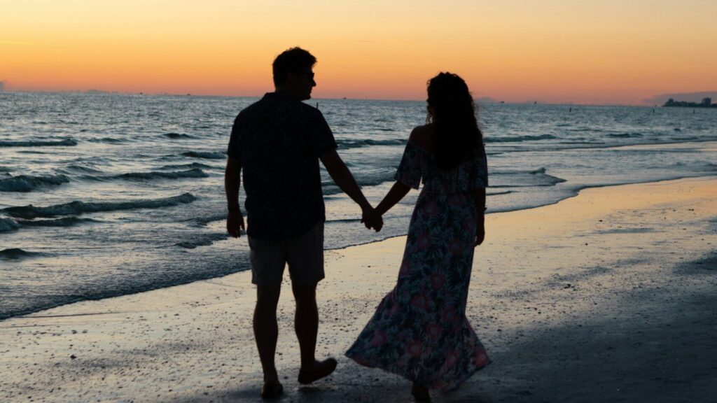 幸せなカップルの後ろ姿（温かい雰囲気）