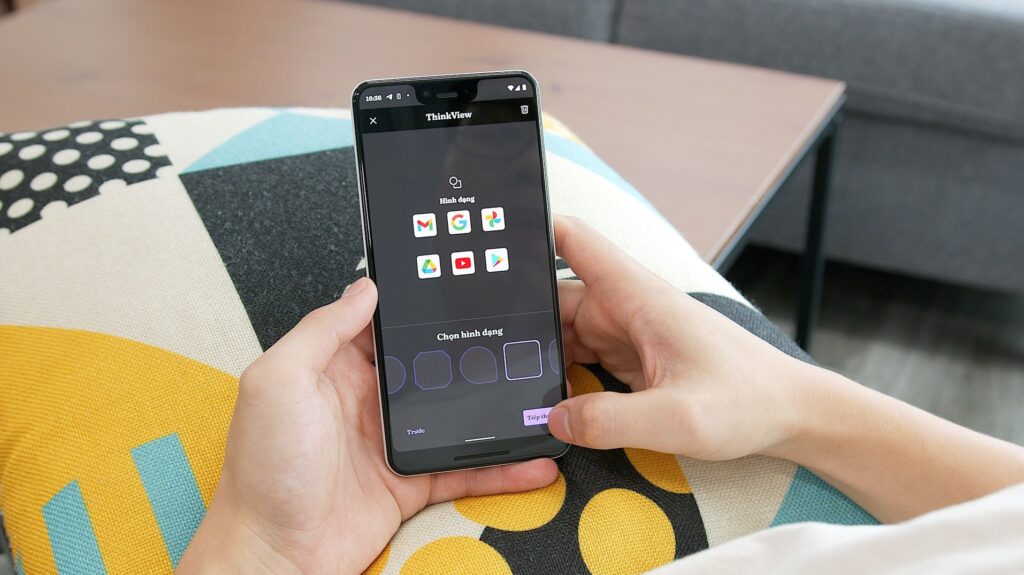 スマホを見ている手元（アプリ）と、少し悩んでいるような、または比較している雰囲気。