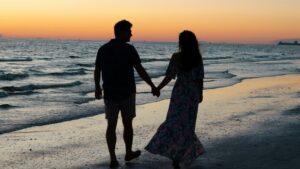 幸せなカップルの後ろ姿（温かい雰囲気）