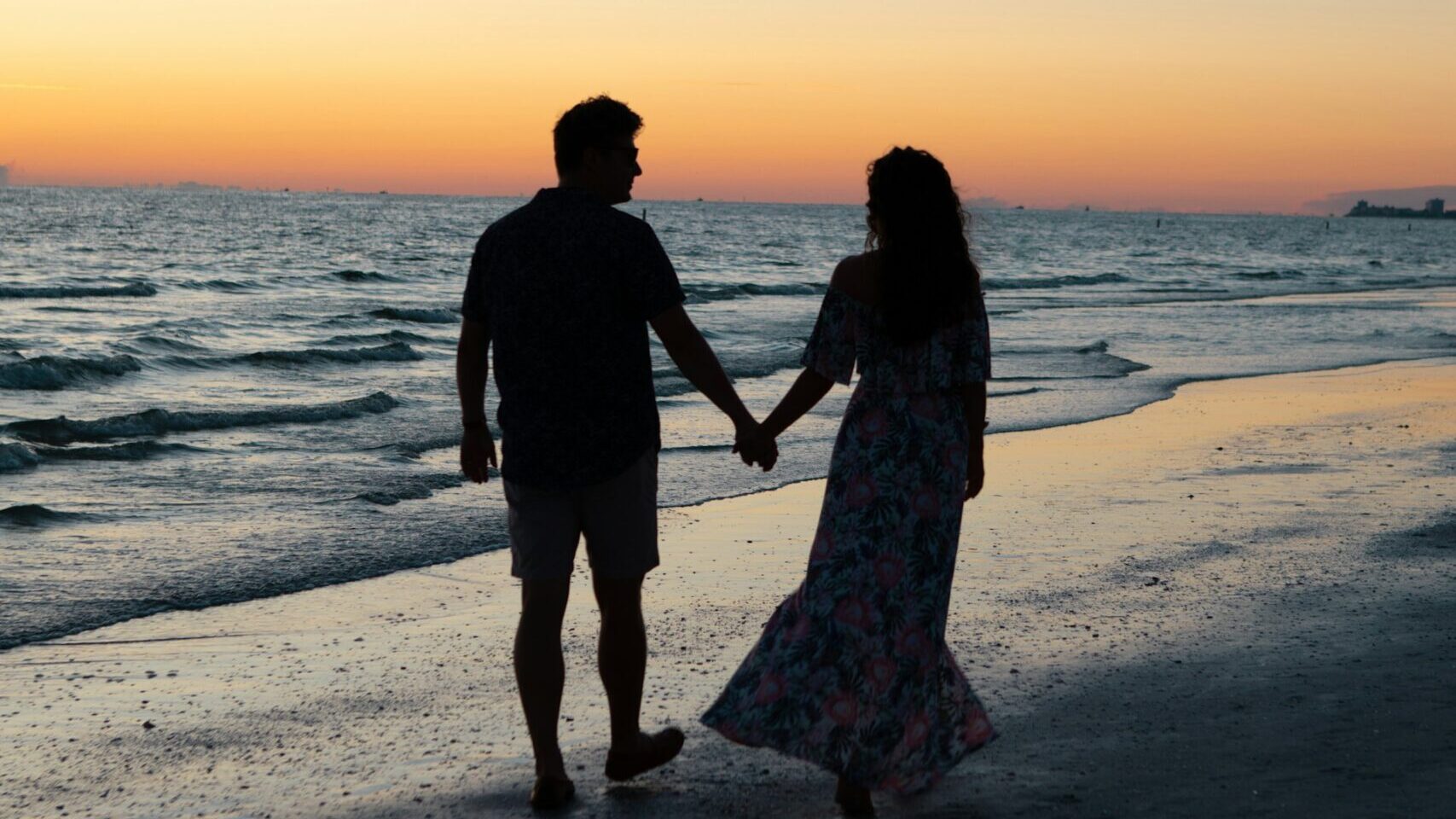 幸せなカップルの後ろ姿（温かい雰囲気）