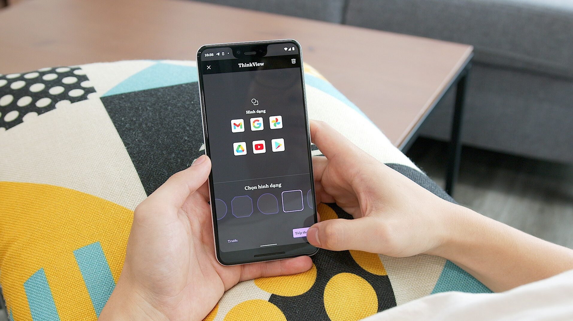 スマホを見ている手元（アプリ）と、少し悩んでいるような、または比較している雰囲気。