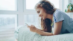 安心した表情でスマホを見る女性